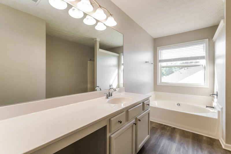 2,030/Mo, 422 Marsh Lake Rd Lawrenceville, GA 30045 Main Bathroom View