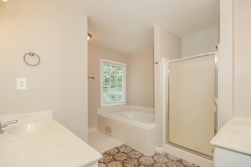 2,490/Mo, 492 Ivey Ct SE Mableton, GA 30126 Main Bathroom View