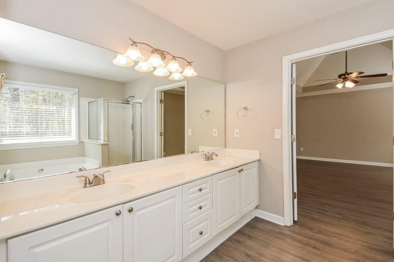 2,710/Mo, 2969 Kaley Dr NW Kennesaw, GA 30152 Main Bathroom View