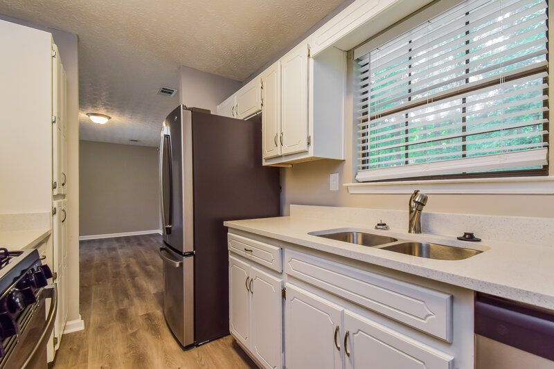 2,360/Mo, 109 Clifford Ct Stockbridge, GA 30281 Kitchen View 2