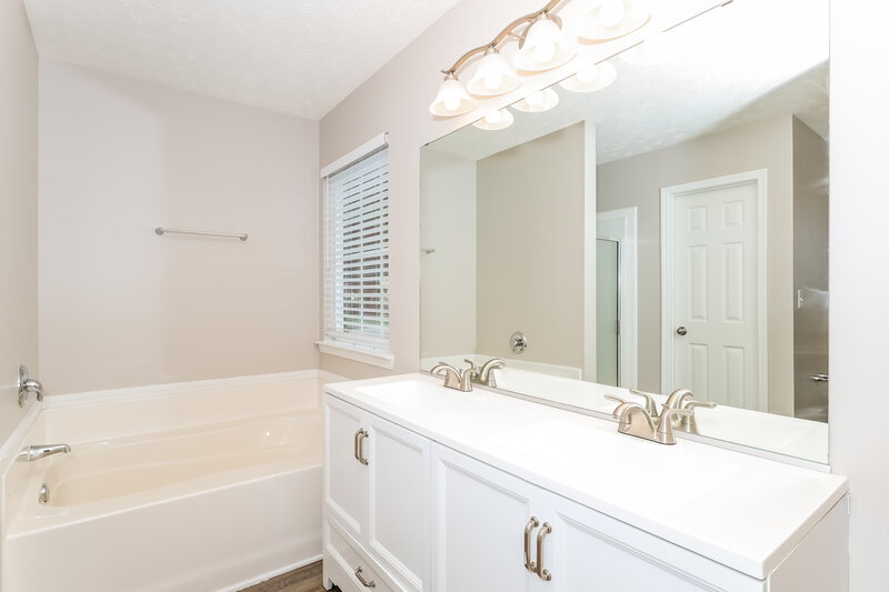 2,120/Mo, 236 Vineyard Ridge Dr Griffin, GA 30223 Main Bathroom View 2