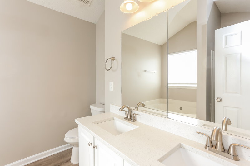 2,150/Mo, 214 Stallion Trl Riverdale, GA 30274 Main Bathroom View