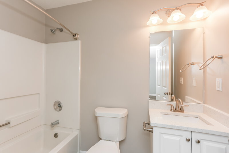 2,150/Mo, 214 Stallion Trl Riverdale, GA 30274 Bathroom View