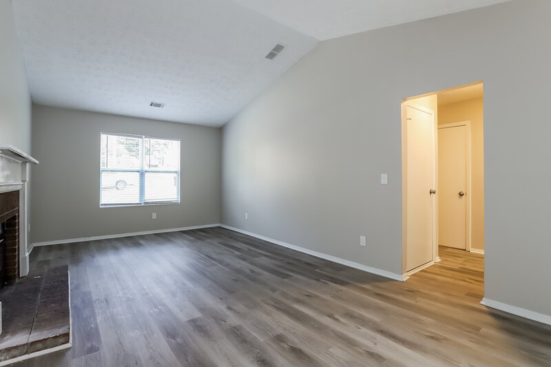 0/Mo, 595 Indian Mill Ct Alpharetta, GA 30022 Living Room View