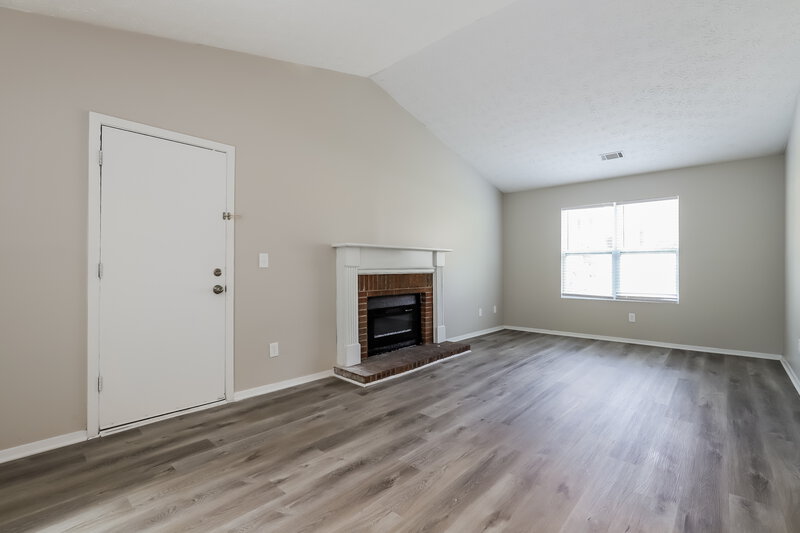 0/Mo, 595 Indian Mill Ct Alpharetta, GA 30022 Living Room View 2