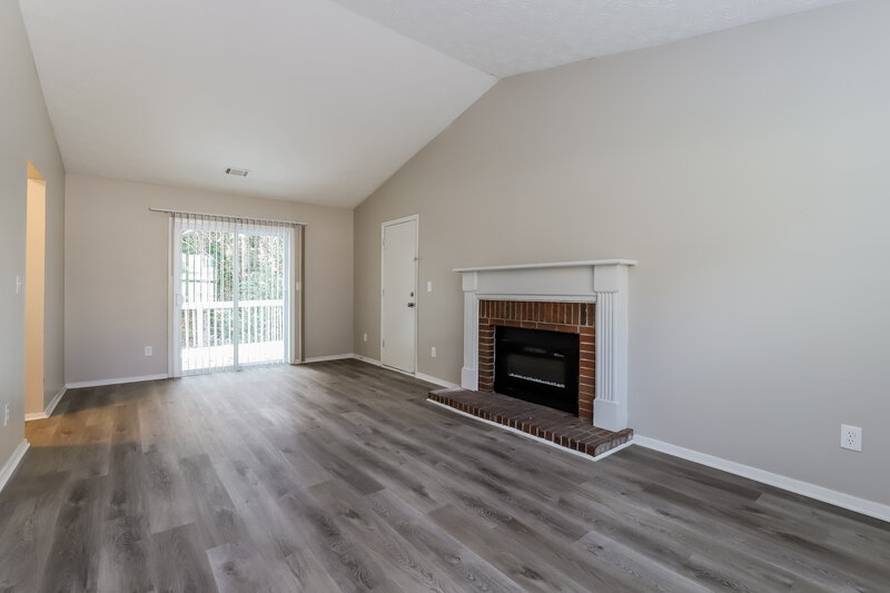 0/Mo, 595 Indian Mill Ct Alpharetta, GA 30022 Living Room View 3