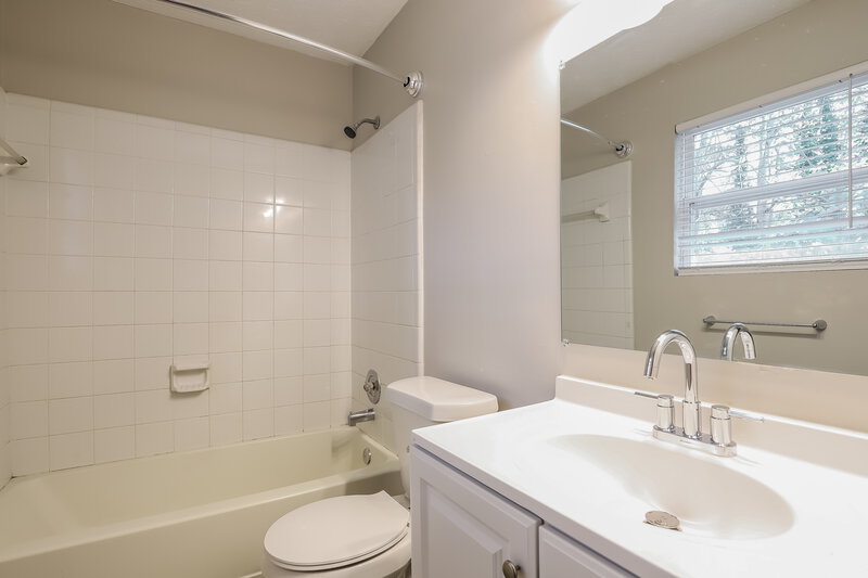 0/Mo, 595 Indian Mill Ct Alpharetta, GA 30022 Main Bathroom View