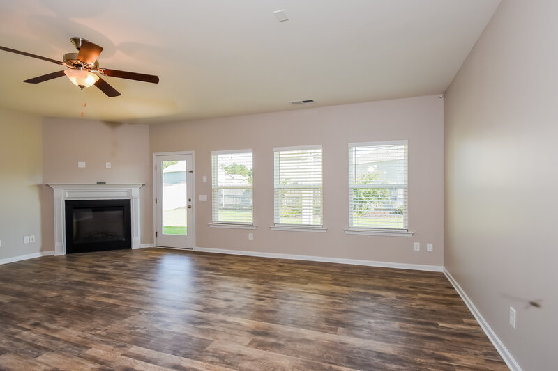 2,270/Mo, 15 Keystone Ln Adairsville, GA 30103 Living Room View 2