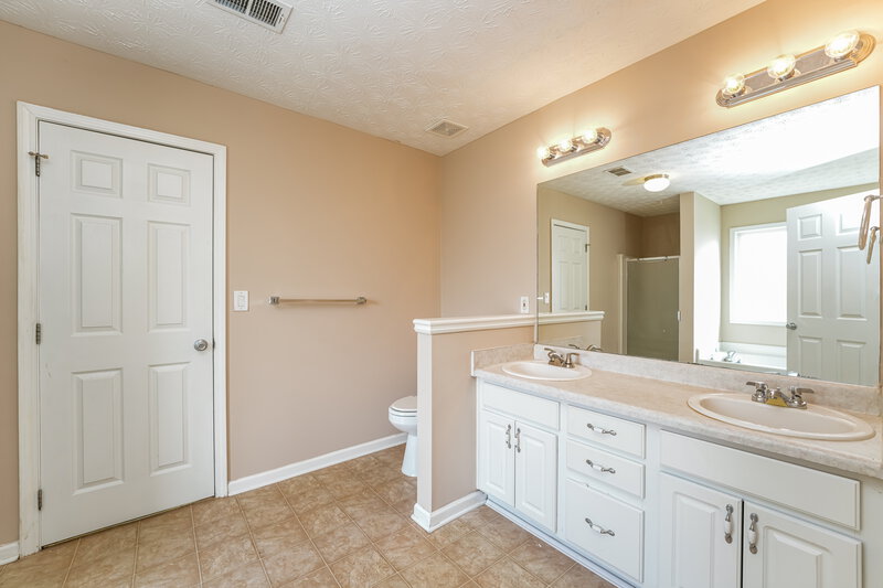 2,270/Mo, 830 Georgian Hills Dr Lawrenceville, GA 30045 Main Bathroom View