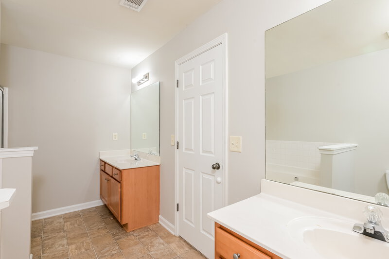 2,240/Mo, 2104 Tidal Cv Lawrenceville, GA 30043 Main Bathroom View 2