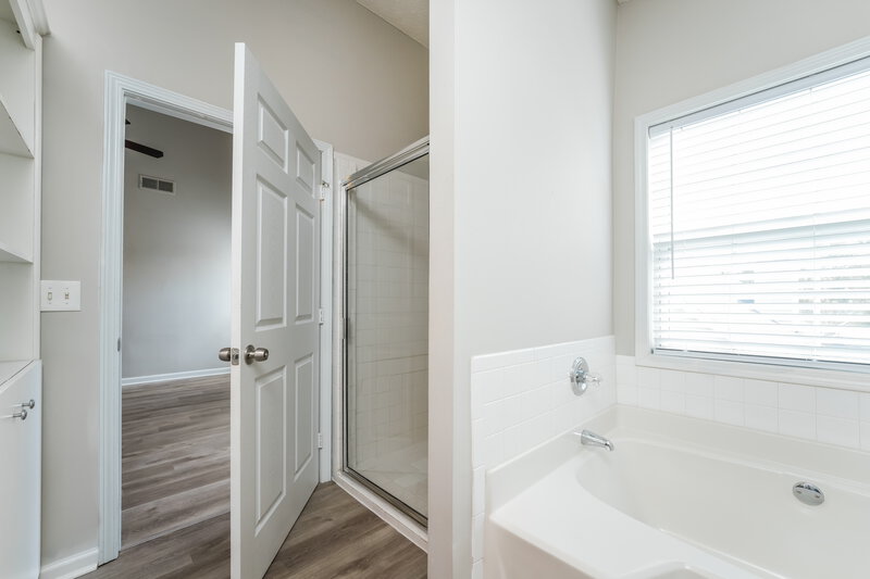 2,155/Mo, 4289 Duncan Ives Dr Buford, GA 30519 Main Bathroom View 2