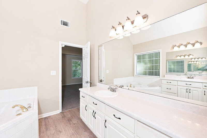 2,360/Mo, 2331 Temple View Ct Snellville, GA 30078 Primary Bathroom View 2