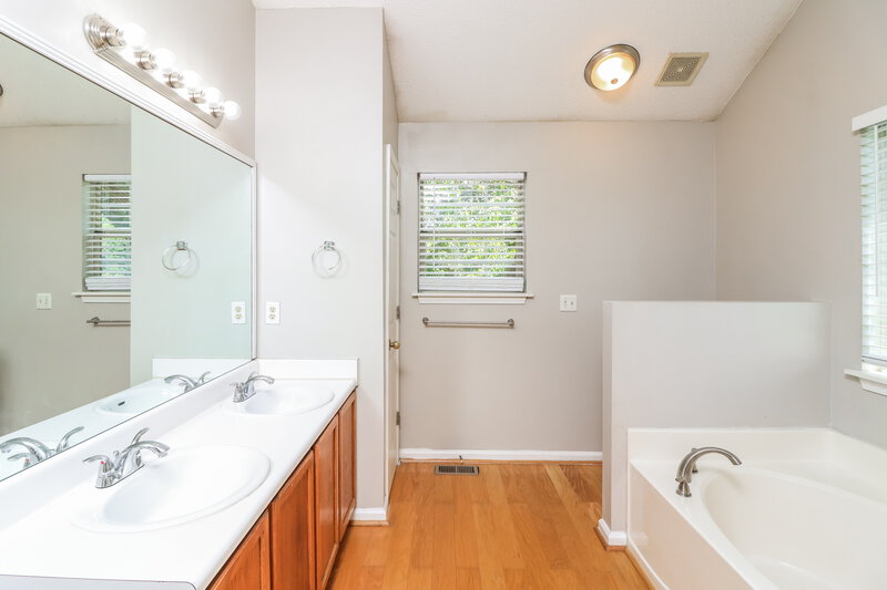 3,360/Mo, 3857 Merryweather Trl Austell, GA 30106 Main Bathroom View