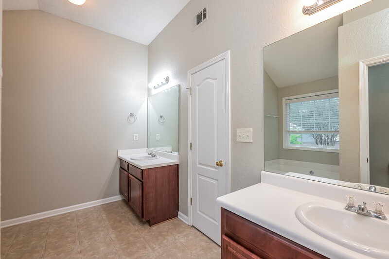 3,250/Mo, 3363 Newtons Crest Cir Snellville, GA 30078 Main Bathroom View
