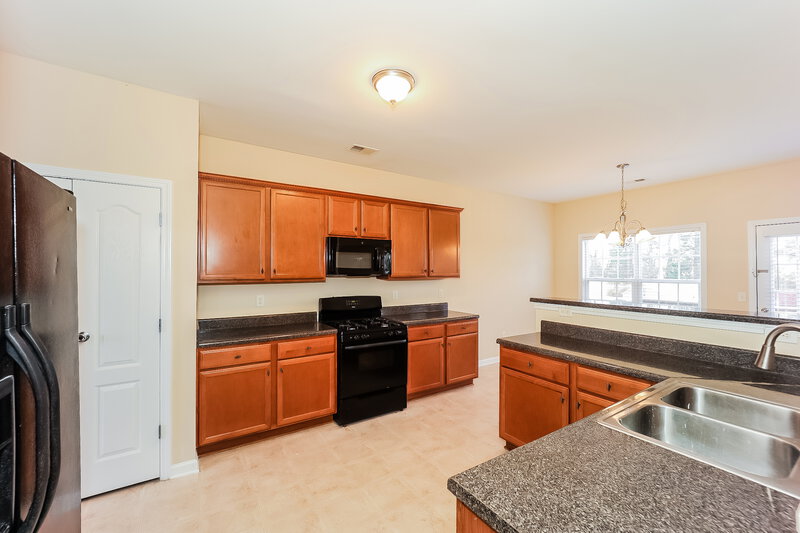 2,475/Mo, 605 Needle Rush Cir Locust Grove, GA 30248 Kitchen View