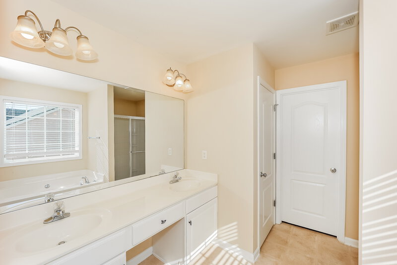 2,475/Mo, 605 Needle Rush Cir Locust Grove, GA 30248 Main Bathroom View