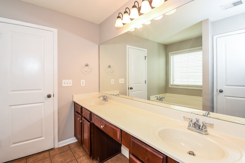 1,870/Mo, 124 Bethany Manor Dr Ball Ground, GA 30107 Main Bathroom View