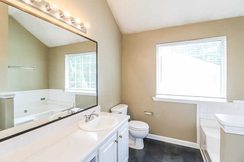 1,655/Mo, 70 Creekview Blvd Covington, GA 30016 Main Bathroom View