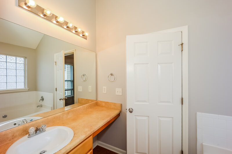 1,870/Mo, 346 Haverhill Ln Jonesboro, GA 30236 Main Bathroom View