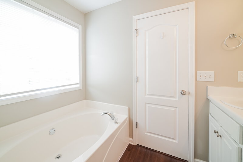 1,790/Mo, 4809 Camelot Dr Douglasville, GA 30135 Main Bathroom View 2