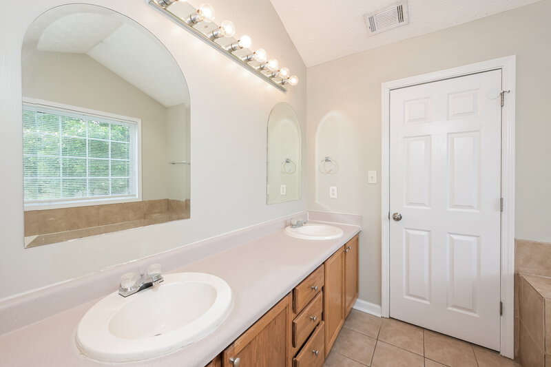 2,590/Mo, 372 Kay Dr Winder, GA 30680 Main Bathroom View