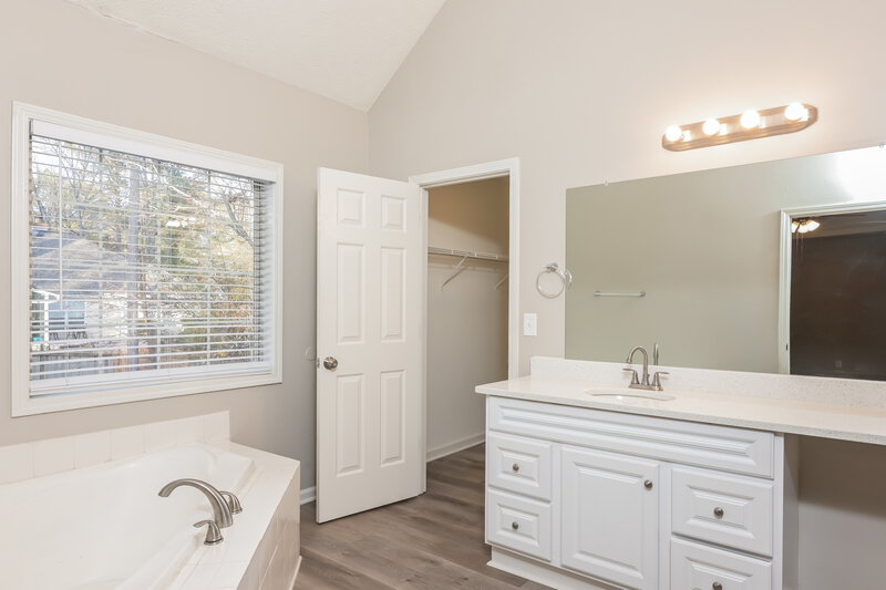 1,990/Mo, 7219 Monterey Ave Lithonia, GA 30058 Main Bathroom View