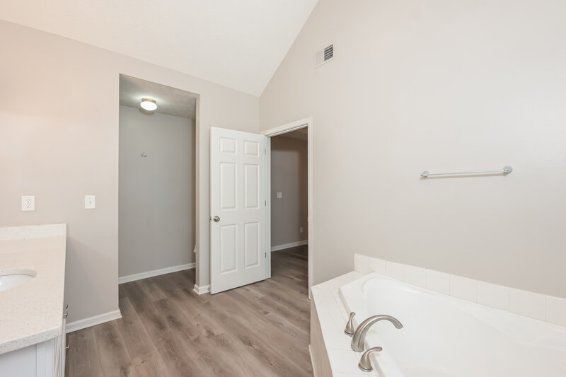 1,990/Mo, 7219 Monterey Ave Lithonia, GA 30058 Main Bathroom View 2