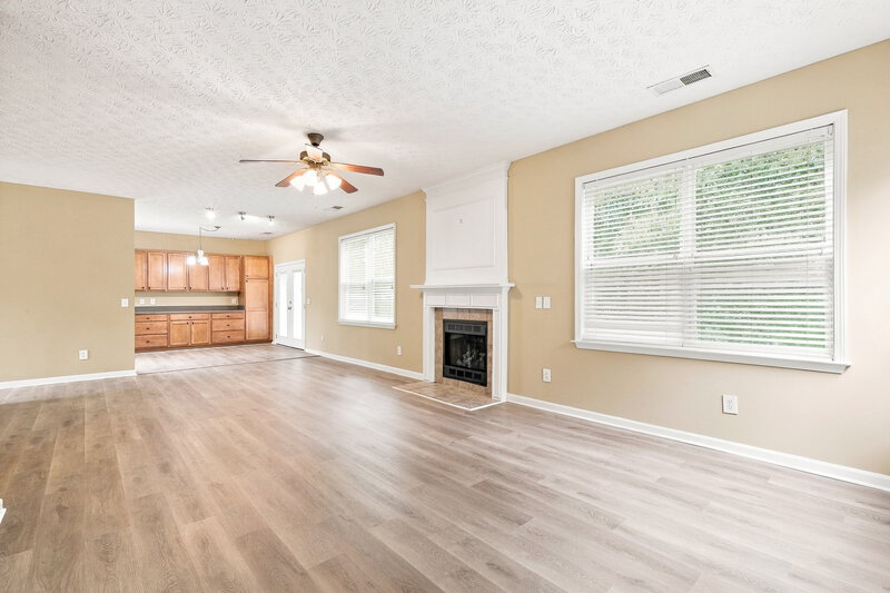 2,460/Mo, 934 Mill Creek Ave Canton, GA 30115 Living Room View 2