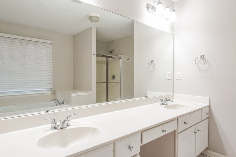 2,690/Mo, 990 Amberton Ln Powder Springs, GA 30127 Main Bathroom View
