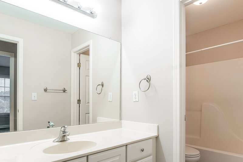 2,690/Mo, 990 Amberton Ln Powder Springs, GA 30127 Bathroom View