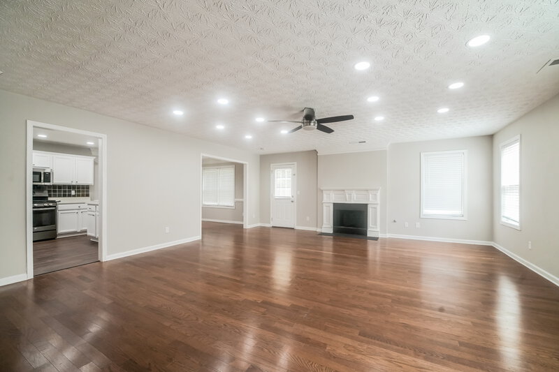2,120/Mo, 211 Arbor Creek Dr Dallas, GA 30157 Living Room View