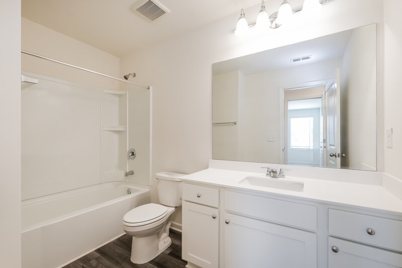 2,040/Mo, 367 Greenwalk Place Hoschton, GA 30548 Bathroom View