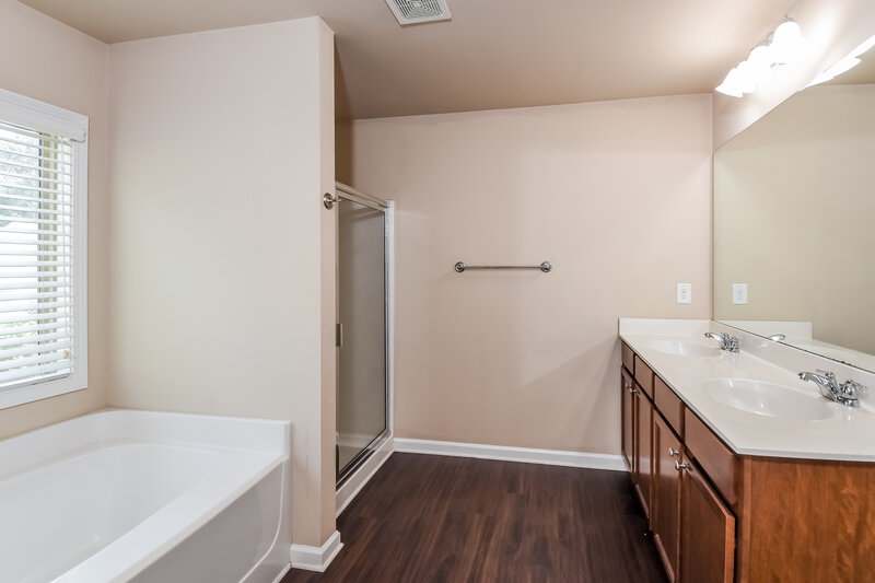 2,420/Mo, 741 Collingsworth Ln Lawrenceville, GA 30043 Main Bathroom View