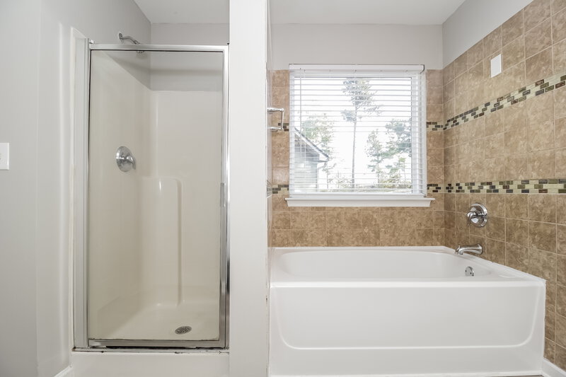 2,120/Mo, 7781 Parkside Dr Lithia Springs, GA 30122 Main Bathroom View 2
