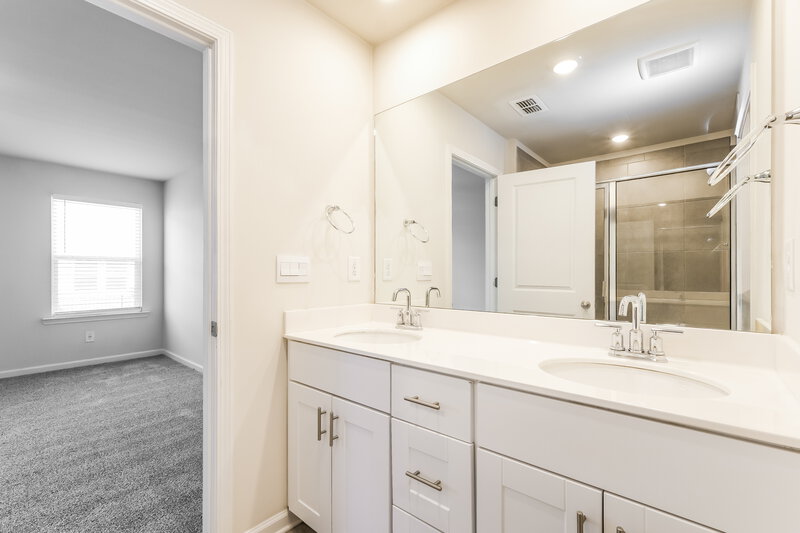 2,480/Mo, 1672 Villageside Ct Lawrenceville, GA 30043 Main Bathroom View