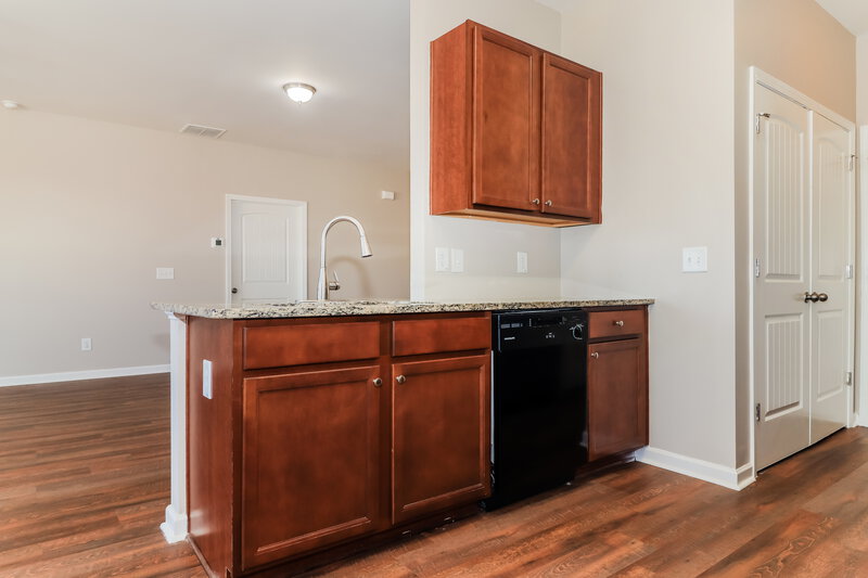 1,735/Mo, 38 Robin Rd Adairsville, GA 30103 Kitchen View 2