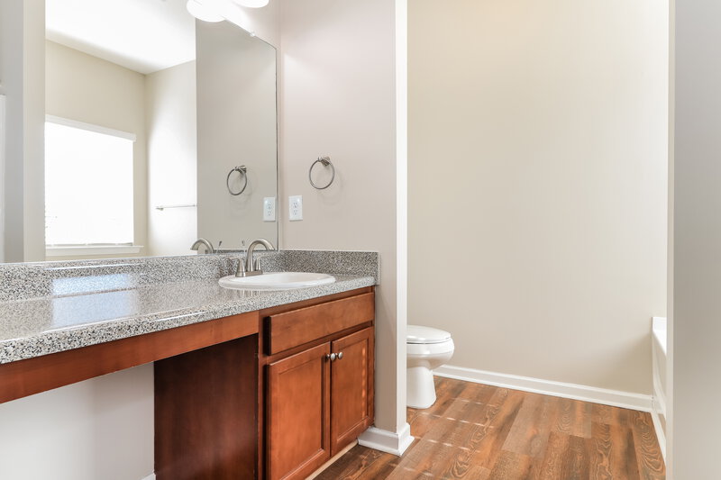 1,735/Mo, 38 Robin Rd Adairsville, GA 30103 Main Bathroom View