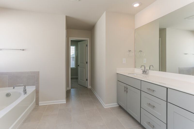 2,480/Mo, 5862 Union Grove Dr Braselton, GA 30517 Main Bathroom View