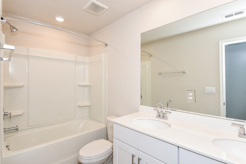 2,565/Mo, 6075 Hickory Creek Ct Braselton, GA 30517 Main Bathroom View 2