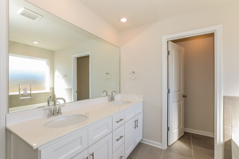 2,385/Mo, 739 Sara Meadow Rd Loganville, GA 30052 Main Bathroom View