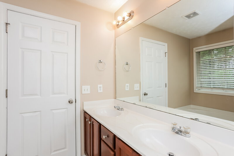 2,160/Mo, 4670 Duval Point Way SW Snellville, GA 30039 Main Bathroom View