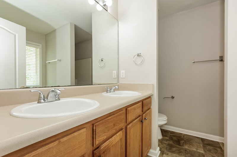 2,125/Mo, 8131 Vincent Mill Dr Douglasville, GA 30134 Main Bathroom View