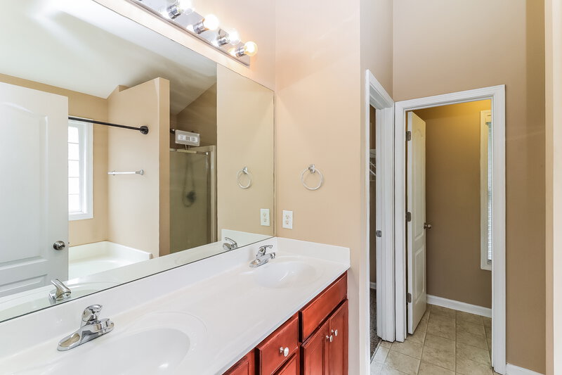 2,200/Mo, 460 Kyles Cir Hiram, GA 30141 Main Bathroom View