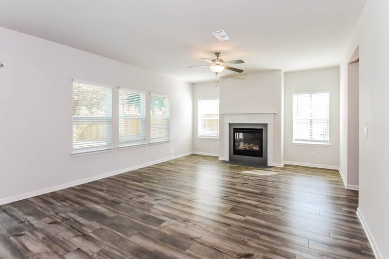 2,290/Mo, 137 Longleaf St Dawsonville, GA 30534 Living Room View 2