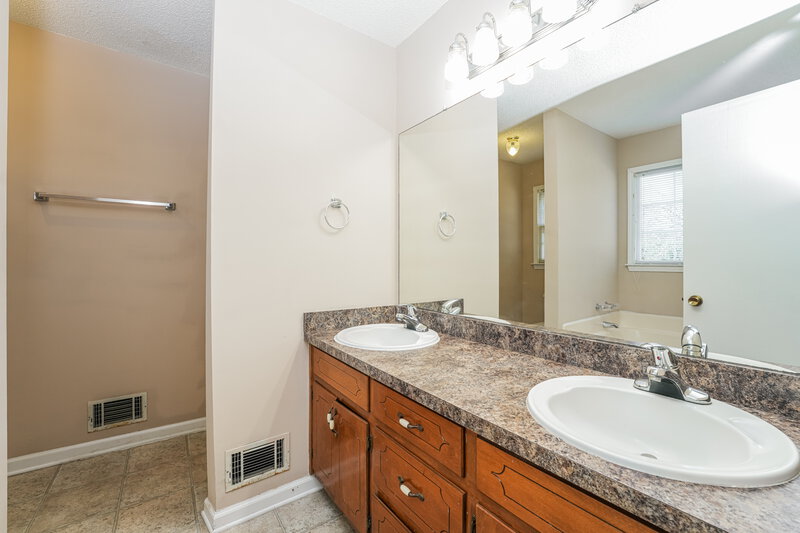1,755/Mo, 3138 Rock Pine Way Snellville, GA 30078 Main Bathroom View