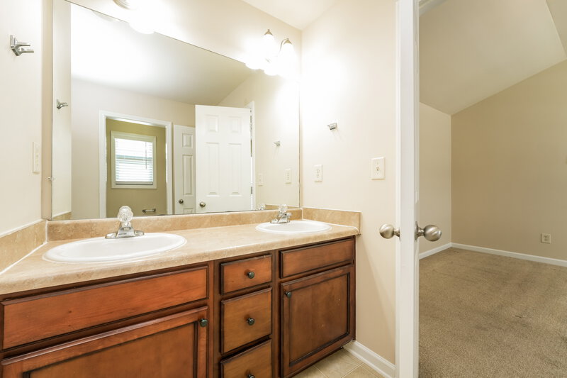 2,055/Mo, 2279 Baywood Tree Ln Snellville, GA 30078 Main Bathroom View
