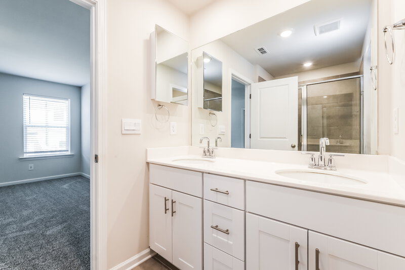 2,260/Mo, 1632 Villageside Ct Lawrenceville, GA 30043 Main Bathroom View