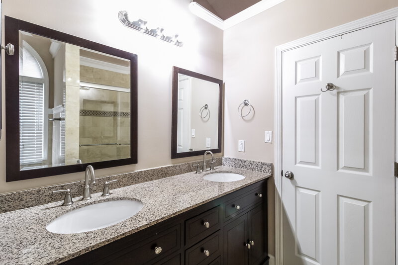 2,025/Mo, 530 Sunnyside Dr Lawrenceville, GA 30044 Main Bathroom View