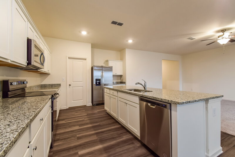 2,115/Mo, 69 Bentwater Way Hoschton, GA 30548 Kitchen View