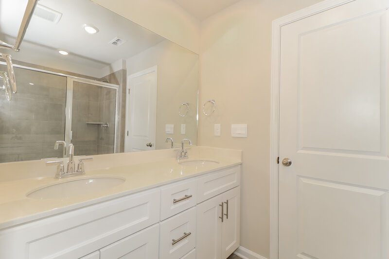 2,320/Mo, 1565 Villageside Ct Lawrenceville, GA 30043 Main Bathroom View